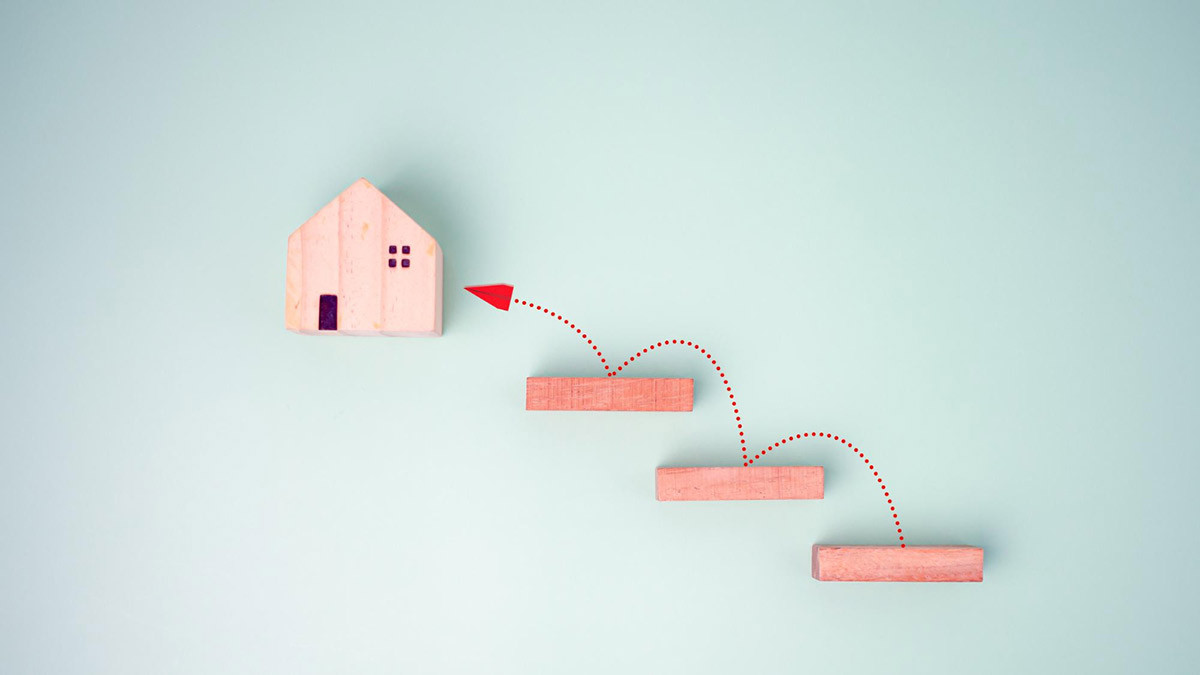 Symbolfoto: Schritt für Schritt zur Wohnung - Richtung über aufsteigende Plattformen zur Immobilie