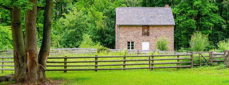 Es gibt verschiedene Wohnformen wie ein kleines Haus auf dem Land