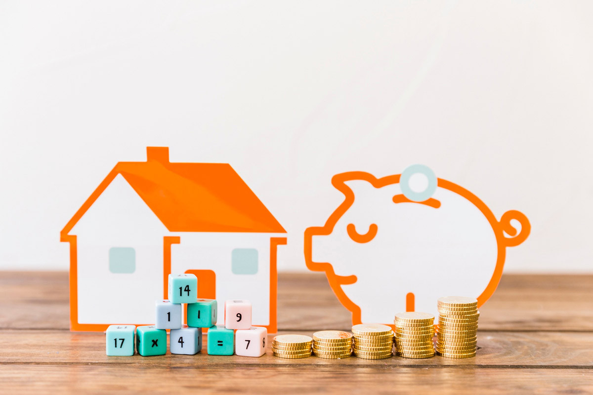 Geld sparen beim Hauskauf - Sparschein mit Zahenwürfeln und Münzen