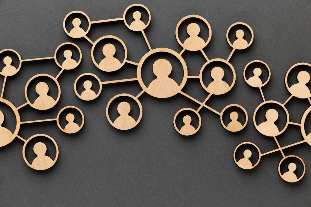 Das Genossenschaftsprinzip bei Wohnungen: Viele Menschen machen Wohnraum leistbar - Symbolfoto mit personen in Netzwerk