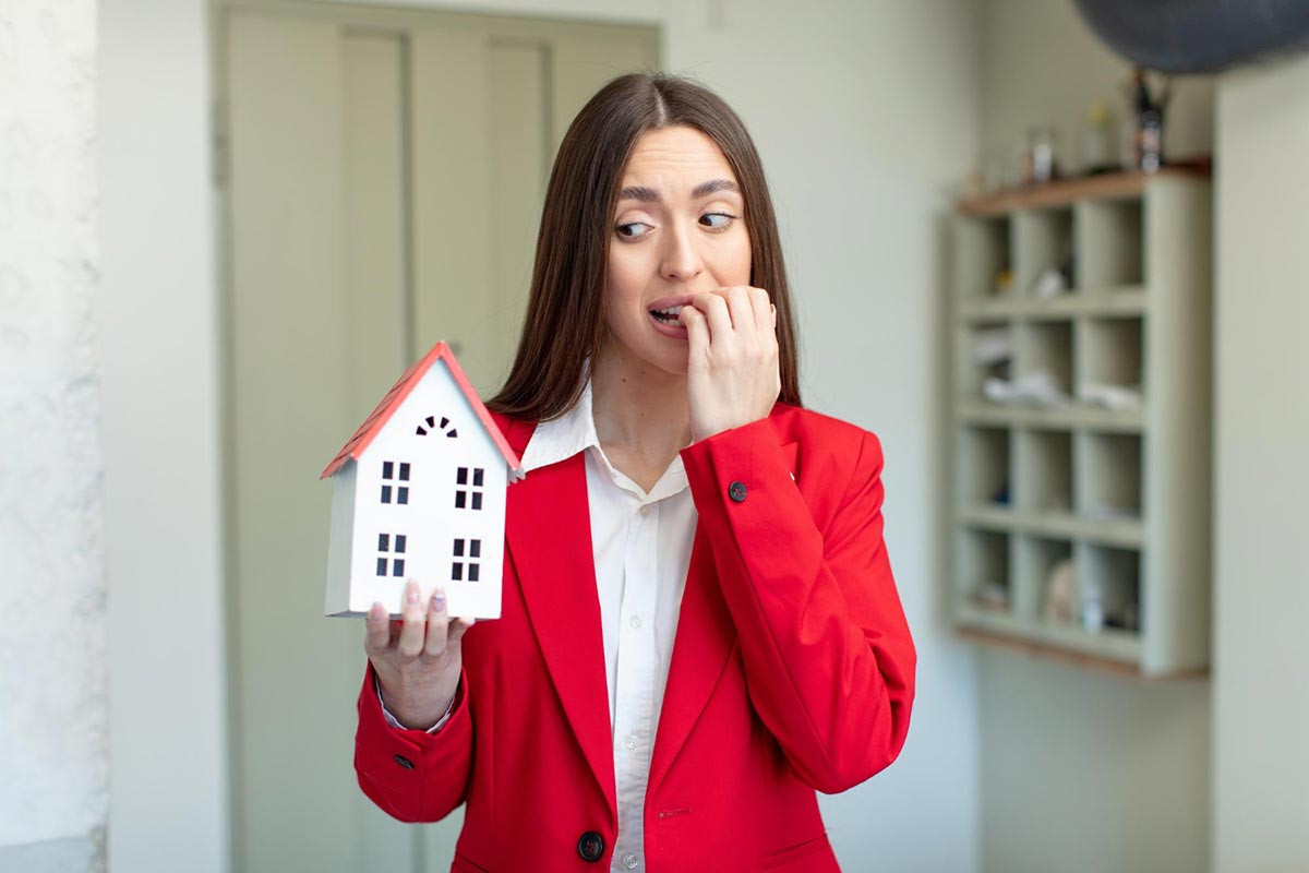Frau hat Angst, die Wohnung zu verlieren