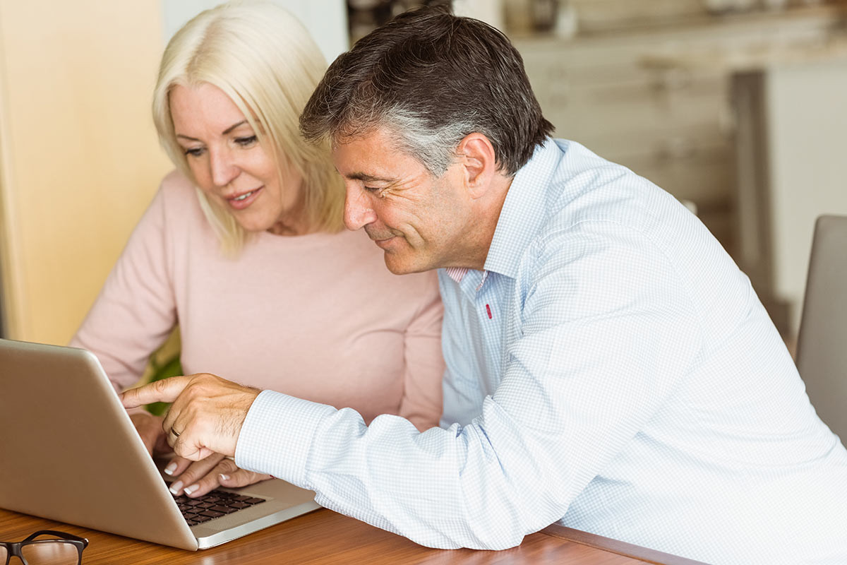 Ratgeber rund um Immobilien: Paar sucht am Notebook nach Lösungen