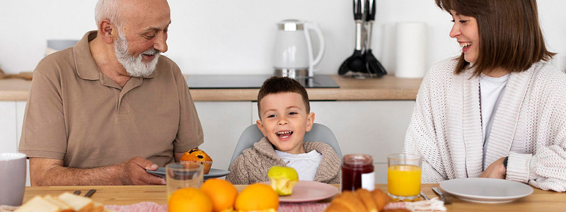 Mehrere Generationen am Frühstückstisch