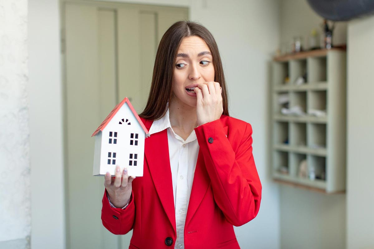 Frau hat Angst, die Wohnung zu verlieren
