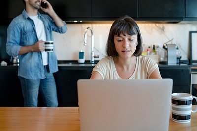 Frau arbeitet im Home-Office