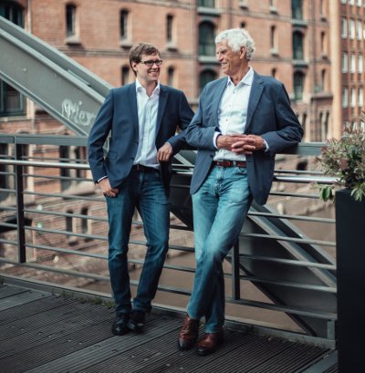 Geschäftsführer Hendrik Richter (links) sowie Gründer Henning Evers (rechts) beim "Schnacken" in der Hamburger Speicherstadt