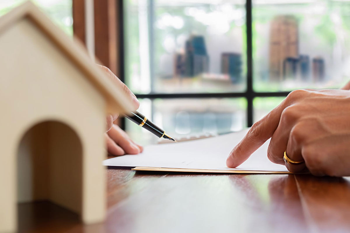 Die Wohnungsgeberbestätigung ist Pflicht - Dokument eines Vermieters vor Haus