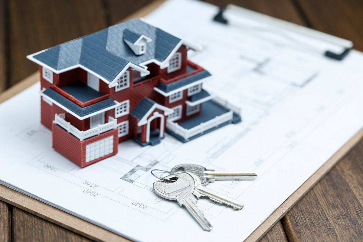 Haus auf Plan. Symbolfoto für die Immobilienstrategie Buy & Hold