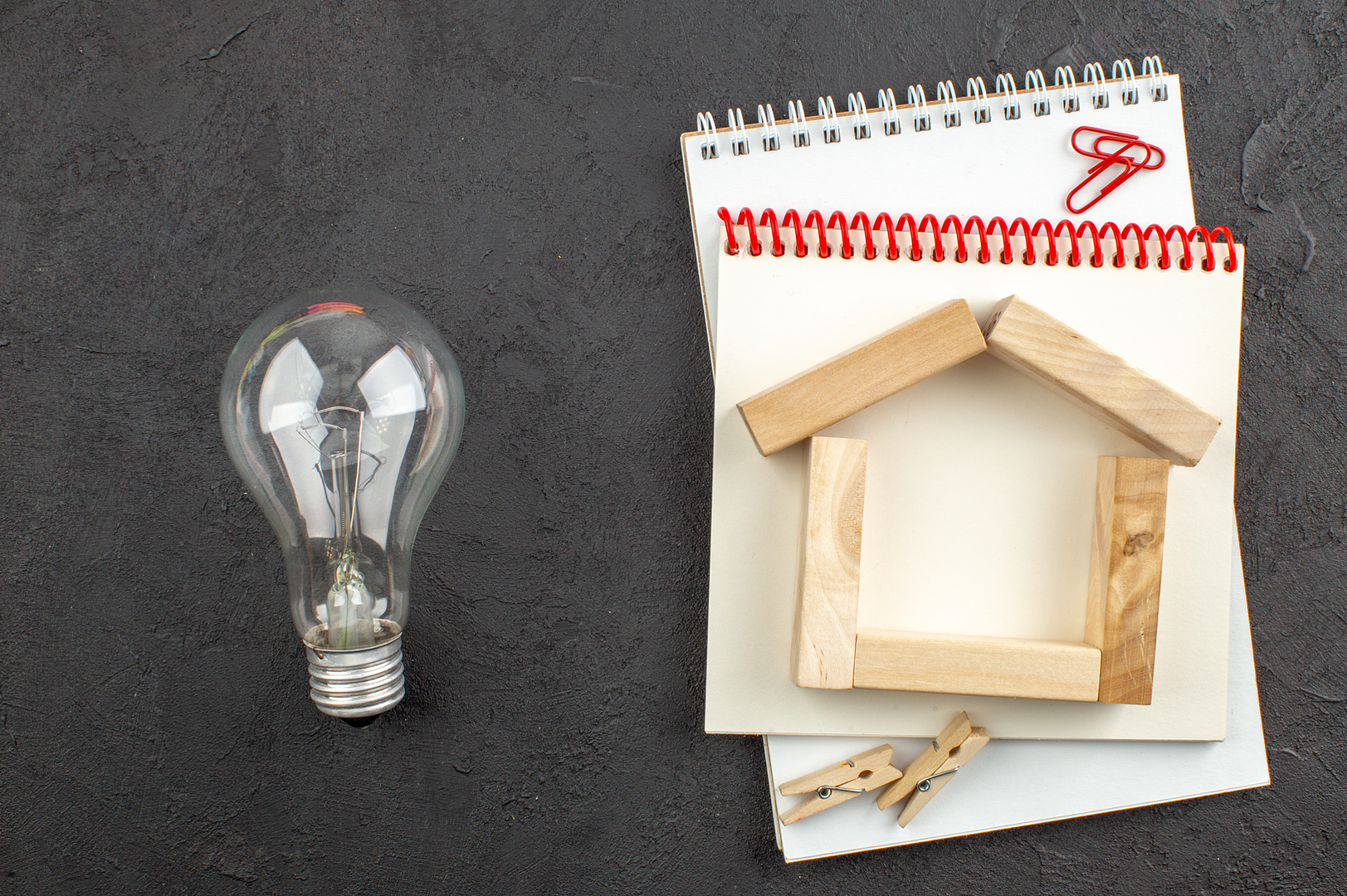 Tipps für die Zeit nach dem Immobilienverkauf - Glühlampe und Haus auf Zettel