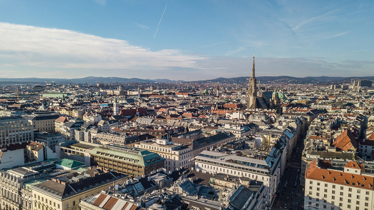 Wien von oben - Straßenbild mit vielen Mietwohnungen