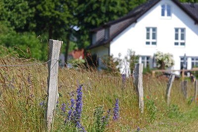 So wie ein Zaun ein Grundstück einschließt, regelt das Grundbuch die Besitzverhältnisse von Grundstücken und Immobilien