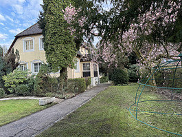 Großes, parkähnliches und phantasievolles Grundstück mit charmantem Haus