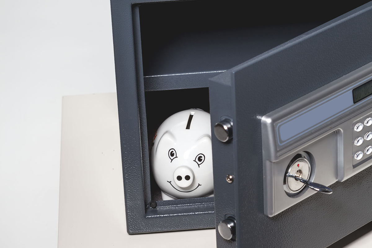 Sparschwein im Tresor: Symbolfoto für sichere Immobilientransaktionen mit dem Treuhandkonto