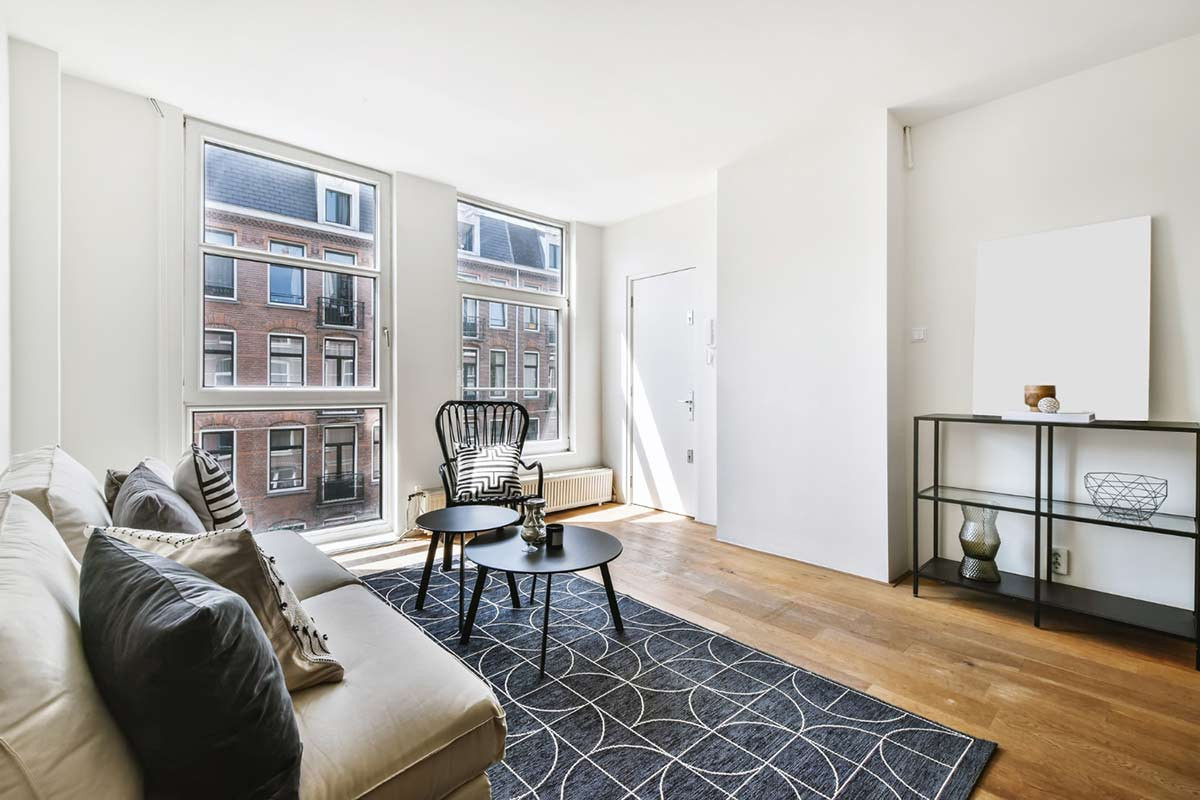 So könnte eine Genossenschaftswohnung von innen aussehen: Raum mit Tischm Stuhl und Fensterblick