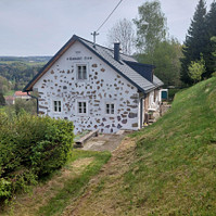 Traditionelles Bauernhaus mit 800m² Baugrund und 6000m² Grünland