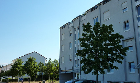 Bright, three-room apartment in a quiet location near Badeniaplatz, offered privately.