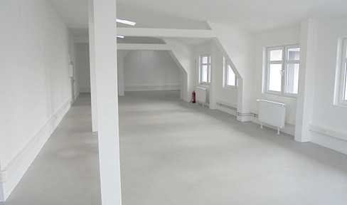 Office/studio/light/high ceiling,parking lot,Grenzalle for rent.