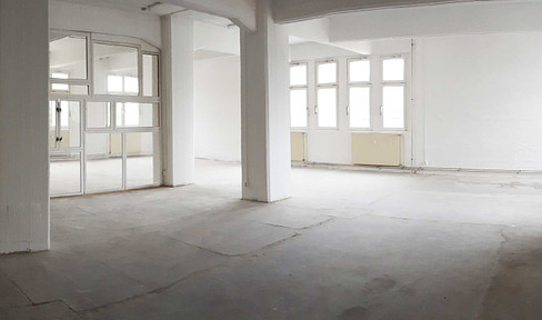 Office/studio space, bright with parking spaces for rent