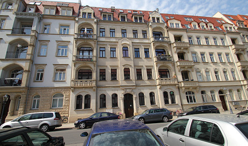 Government District: Beautiful 2-room apartment in a renovated old building, located on the 4th floor (left side), apartment number E11.