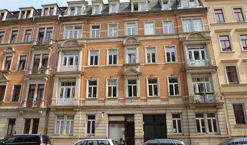 Johannstadt, near Medak: Beautiful 4-room apartment with parquet flooring and a balcony.