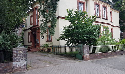 Apartment in a central city villa with garden