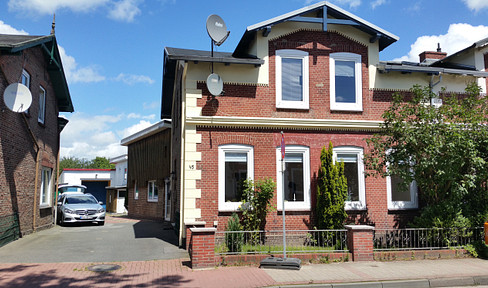 Close to Hamburg: Stylish 3-room apartment on the ground floor.
