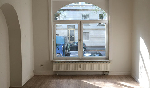 Beautiful 3-room apartment in Holtenauer Straße in a listed building with white fitted kitchen