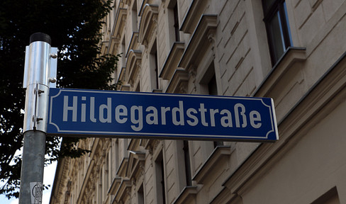 Helle, großzügig geschnittene Drei-Zimmer-Wohnung mit sonnigem Innenhof-Balkon, WG geeignet