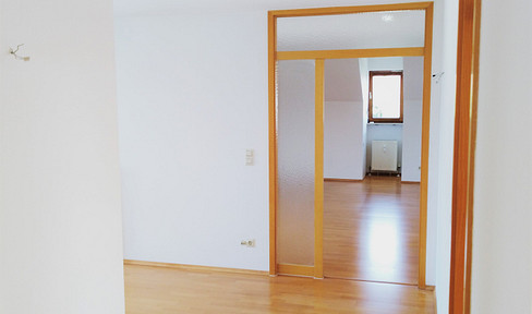3,5 Zimmer DG-Wohnung ruhig, zentral, Holzparkett, Einbaumöbel