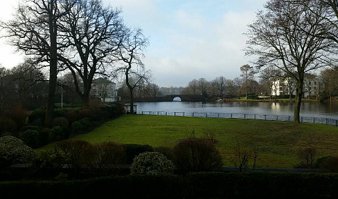 Kernsaniert:  Möbliertes Appartement mit Balkon am Feenteich 2400 qm Garten S/W