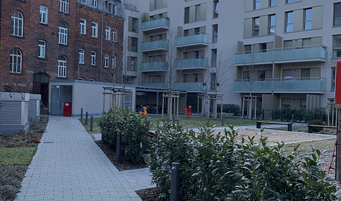 Modern 3-room apartment with balcony in a quiet courtyard – 5 minutes to the main train station, fitted kitchen, and underground parking space.