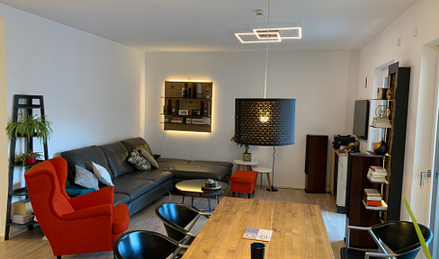 Modern 3-room apartment with balcony in a quiet courtyard – 5 minutes to the main train station, fitted kitchen, and underground parking space.