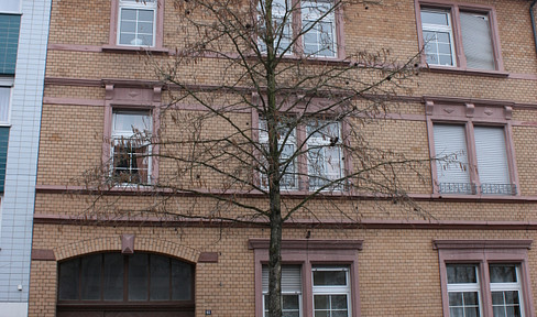 Bright and spacious penthouse apartment for two, located in a desirable residential area in Neu-Isenburg.