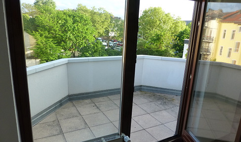 Excellent apartment with a balcony and a view of greenery, located in the city center of Offenbach.