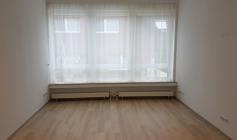Beautiful, bright raised ground floor apartment with parking space in front of the building
