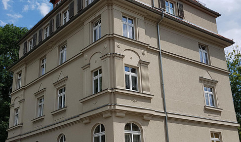 Beautiful, renovated 2-room apartment with elevator.