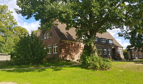 Renovated 80 m² apartment on the ground floor, with storage space, a shed, and access to a shared garden, located in Ekenis.