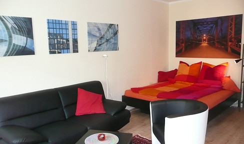 Top apartment in the western part of the city, quiet, bright, and centrally located (close to U3 and U9 subway lines).