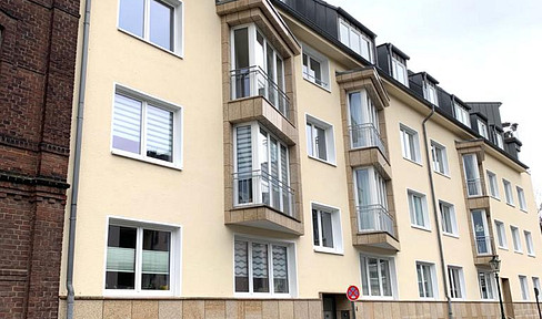 D-Gerresheim: Modernized 3-room apartment with a large south-facing balcony and elevator, located in a desirable area.