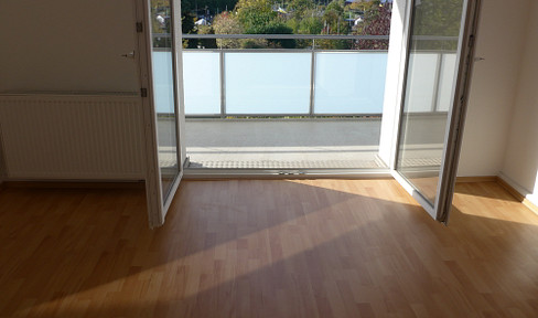 Schöne helle Single-Wohnung, großer Balkon mit Blick ins Grüne; gute Verkehrsanbindungen!