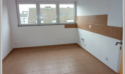 + + + RENOVIERTE 3 Zi-Maisonette-WHG. GEHOBENE AUSSTATTUNG, BALKON, NIEDRIGENERGIEHAUS + + +