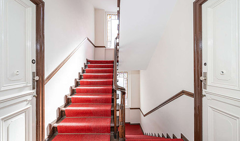 Ready-to-occupy apartment in an old building with stucco decorations in the Westphalian quarter