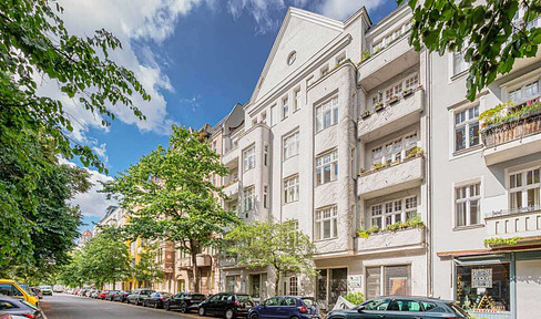 Commission-free apartment in old building with stucco and floorboards