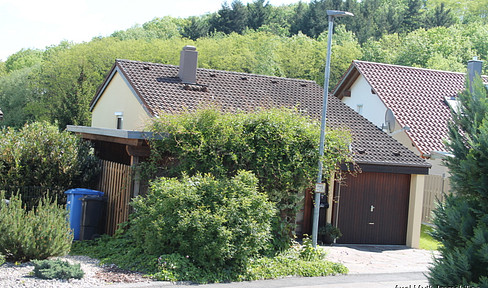 Idyllische gelegenes, freistehendes Einfamilienhaus mit versetzten Ebenen in ruhiger Randlage.