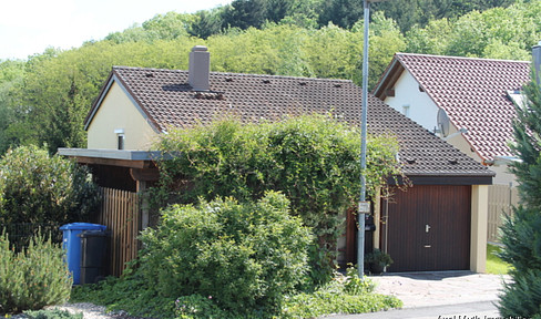 Idyllische gelegenes, freistehendes Einfamilienhaus mit versetzten Ebenen in ruhiger Randlage.