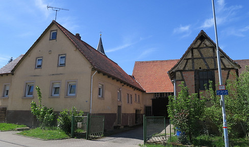 Sanierungsobjekt mit Geschichte: 
Ehemaliger Bauernhof mit Wohnhaus, großer Scheune & Innenhof