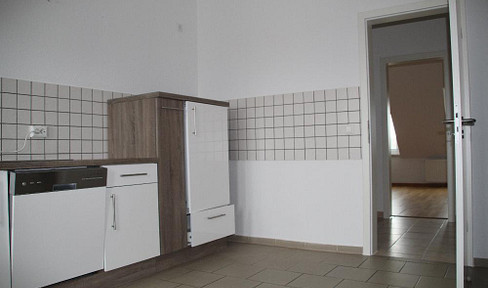 Spacious 2.5-room apartment with fitted kitchen and wood-burning stove - Available immediately