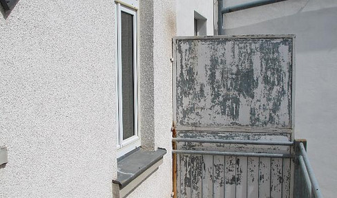 Investment with potential in Plauen Haselbrunn - Balconies - Commission-free