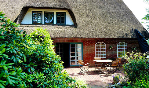 Climate-neutral living:  Country estate with modern living ambience and historical flair in a picturesque, quiet location by a cornfield - no brokerage fee