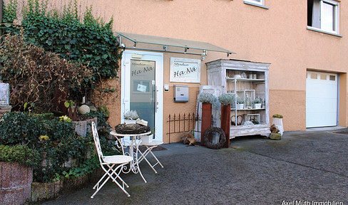 Capital investment with solid yield prospects of approx. 6%
2 spacious apartments + one commercial unit.